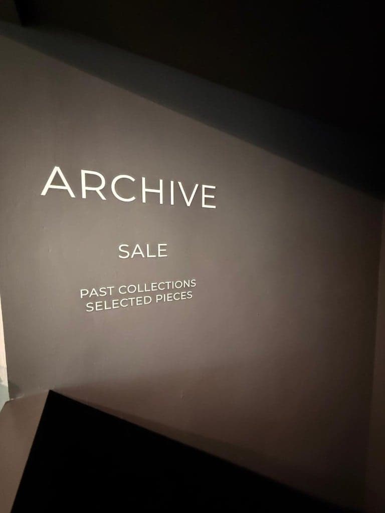 Wand mit der Aufschrift „Archive Sale – Past Collections, Selected Pieces“