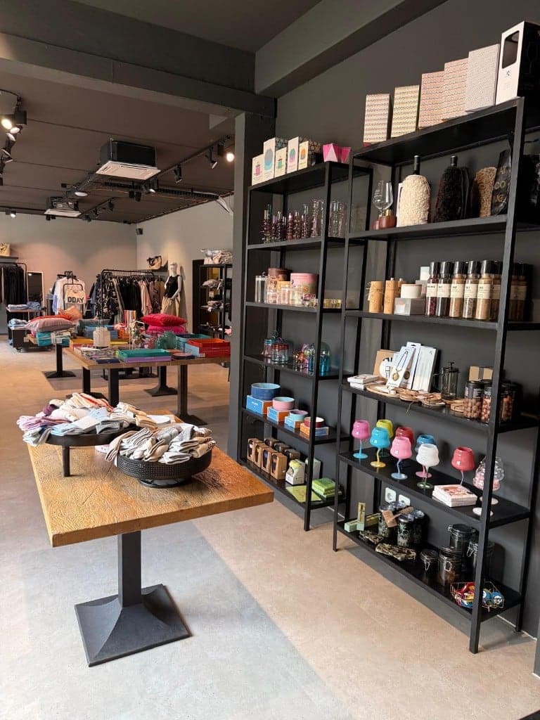 Regale mit ausgewählten Lifestyle-Produkten, Gläsern und Geschenkideen