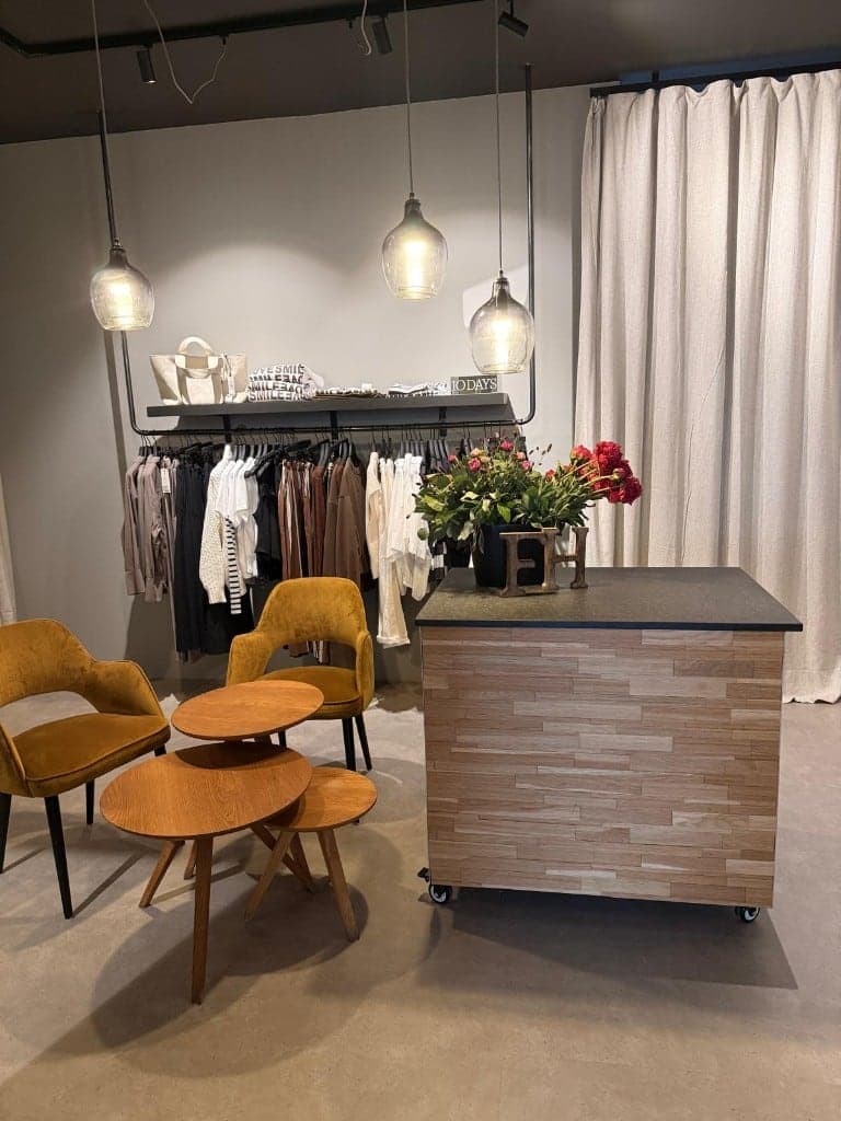 Verkaufstheke aus Eiche mit gelben Samtsesseln und Kleiderstange im Concept Store